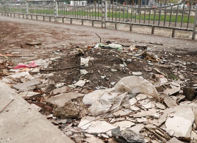 Tuyến đường 64 tỷ đồng ven sông Tô Lịch thành nơi đổ rác, quây tôn kéo dài - 4