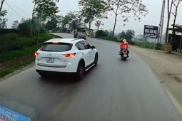 Ô tô - Clip: Thót tim ô tô vượt đúng khúc cua va chạm hai mẹ con đi xe máy