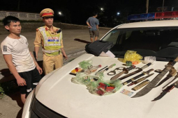 Pháp luật - Công an phát hiện xe ôtô 16 chỗ chở toàn "hàng nóng", còng số 8