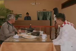 Clip hài hước - Con rể bị bố vợ và con gái "vặt tiền"