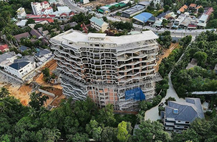 Buộc tháo dỡ công trình khách sạn 12 tầng xây trái phép tại Phú Quốc