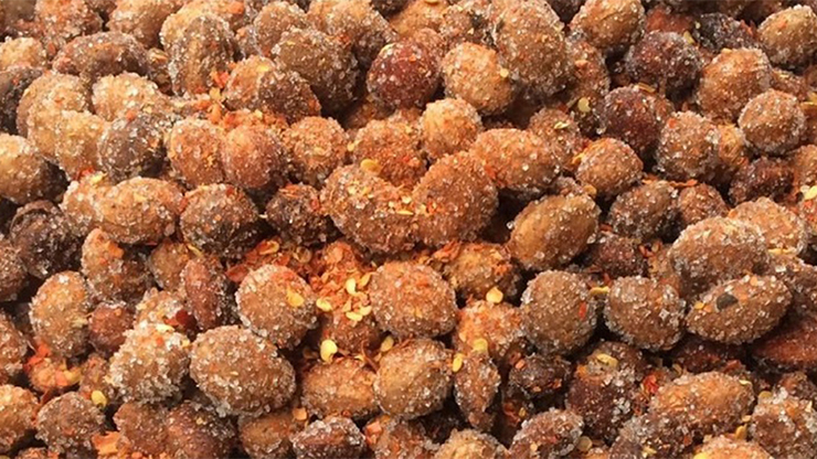 Với trái được rim thêm đường hoặc muối ớt và đóng trong các hộp nhựa thì mức giá có thể lên tới 300.000 đồng/kg.
