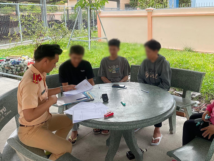 Công an làm việc với những người liên quan