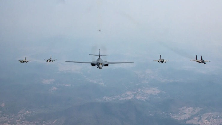 Oanh tạc cơ chiến lược B-1B của Mỹ tham gia tập trận cùng các máy bay khác ở Ấn Độ.