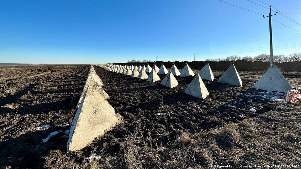 Một hàng "răng rồng" do quân đội Nga bố trí ở Ukraine (ảnh: DW)