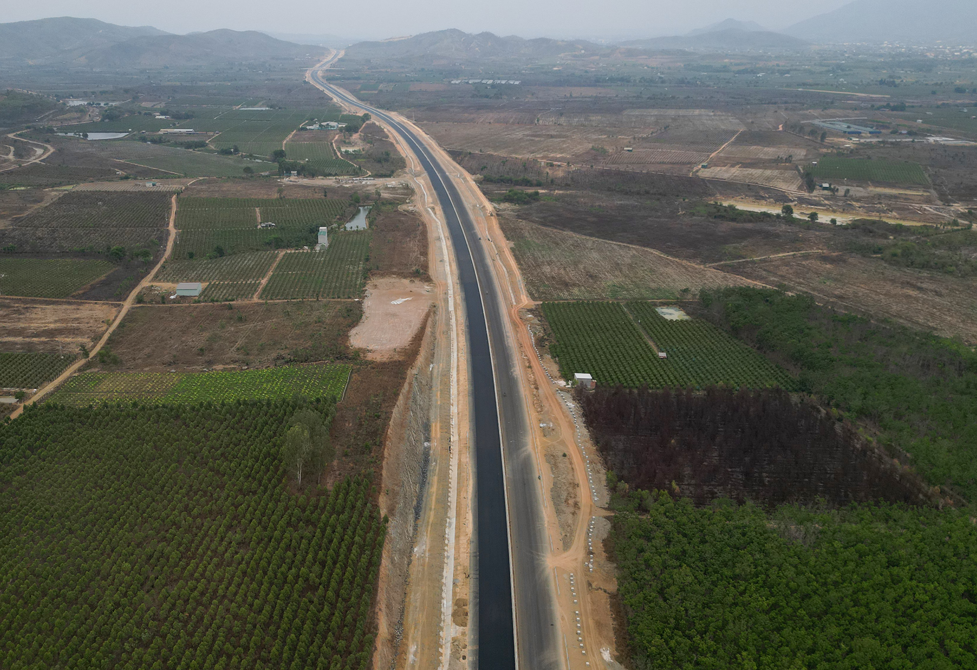 Cao tốc Dầu Giây - Phan Thiết dài 99km, đi qua địa bàn tỉnh Đồng Nai và Bình Thuận. Công trình khởi công tháng 9/2020 với tổng kinh phí hơn 12.500 tỷ đồng.