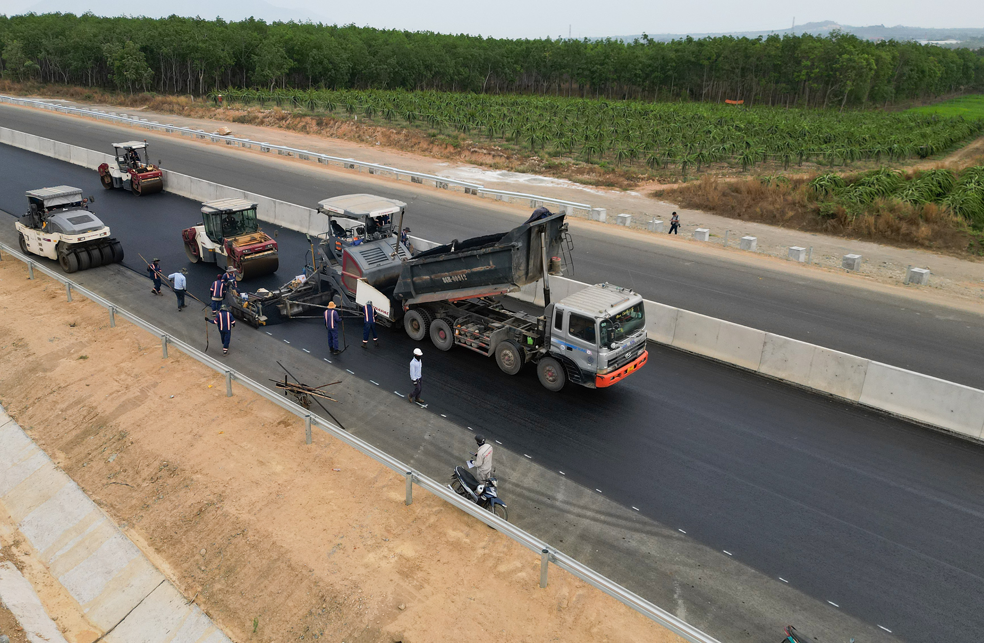 Khám phá cung đường tuyệt đẹp xuyên rừng cao su, vườn thanh long trước 