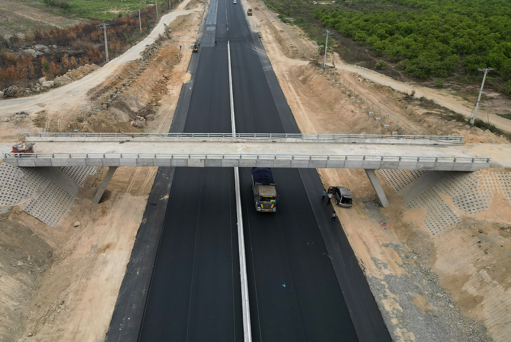 Toàn tuyến cao tốc Dầu Giây - Phan Thiết có 65 cầu, trong đó có 18 cầu trên cao tốc và 47 cầu vượt băng qua.