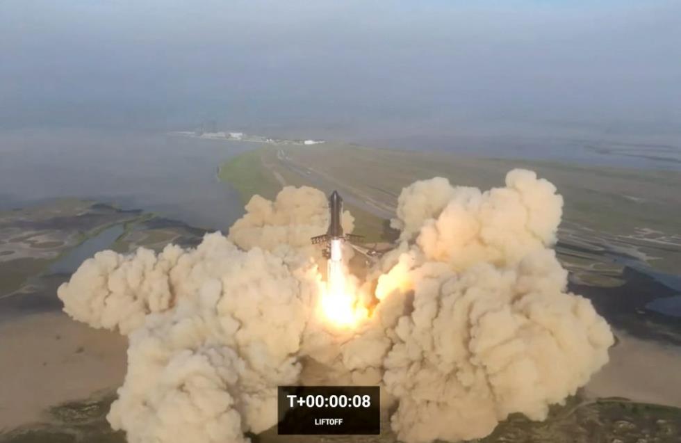 Tàu vũ trụ Starship bắt đầu rời bệ phóng hôm 20/4 (ảnh: Reuters)