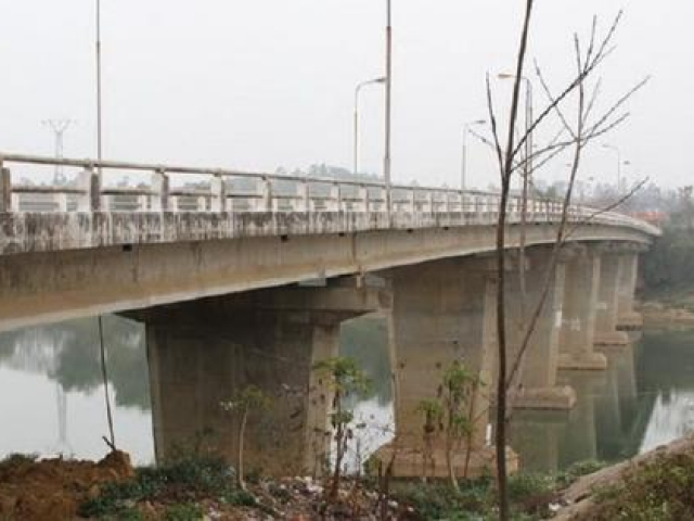 Pháp luật - Buồn chuyện gia đình, người phụ nữ gieo mình xuống sông tự tử để lại 4 con thơ