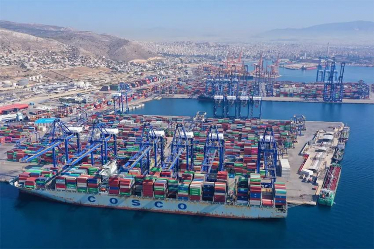 Khu vực bốc dỡ hàng thuộc Tập đoàn Vận tải biển Trung Quốc tại TP cảng Perama (Hy Lạp) hồi tháng 10-2022. Ảnh: AP