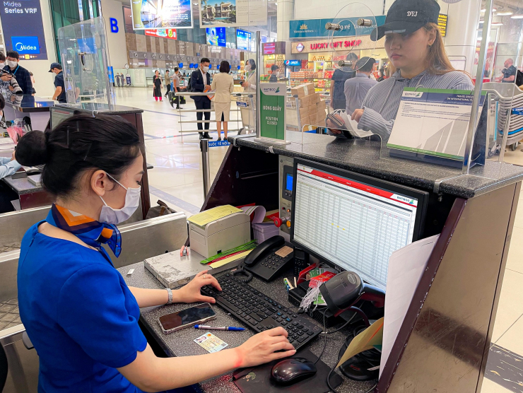 Cận cảnh quá trình làm thủ tục bay bằng CCCD gắn chip tại sân bay Nội Bài - 5