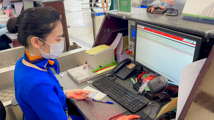 Cận cảnh quá trình làm thủ tục bay bằng CCCD gắn chip tại sân bay Nội Bài - 6