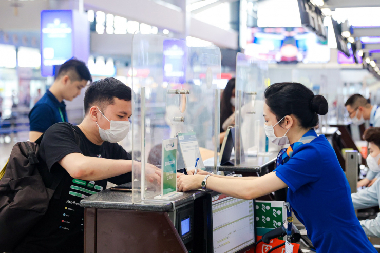 Cận cảnh quá trình làm thủ tục bay bằng CCCD gắn chip tại sân bay Nội Bài - 7