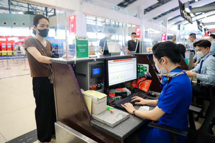 Cận cảnh quá trình làm thủ tục bay bằng CCCD gắn chip tại sân bay Nội Bài - 9