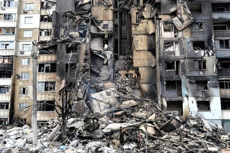 Một tòa nhà bị phá hủy sau khi trúng pháo kích trong xung đột Nga - Ukraine tại thành phố Kharkiv.
