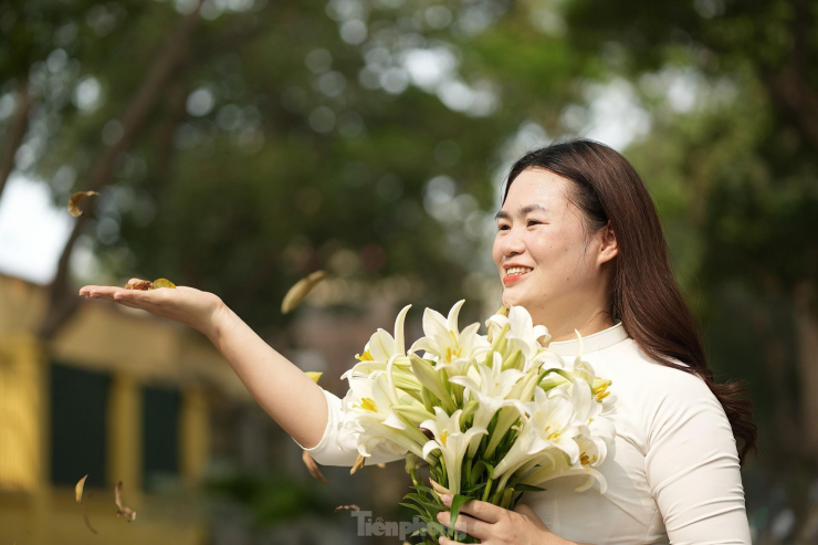 Khoảnh khắc đón đợt lá rụng theo cơn gió đầu hè.