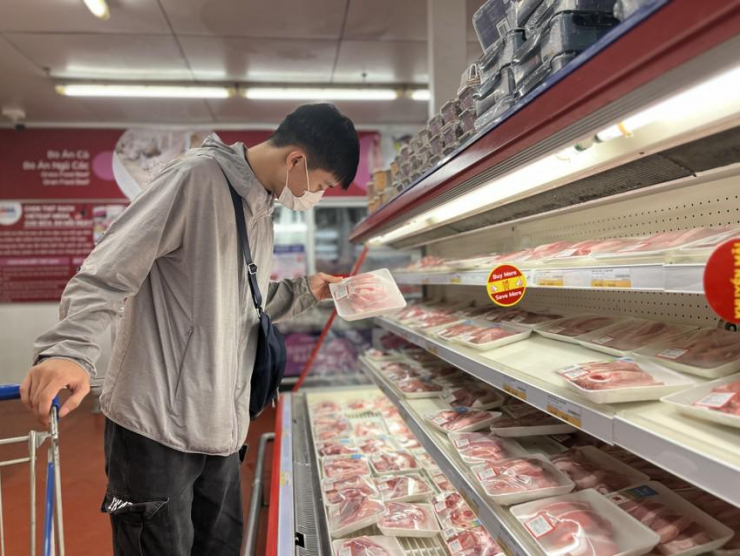 Người tiêu dùng chọn mua thịt heo khuyến mãi ở siêu thị. ẢNH: TÚ UYÊN