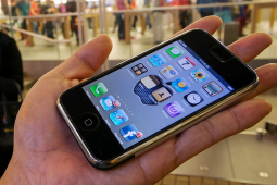 Tại sao iPhone gốc tiếp tục được bán với giá quá cao?