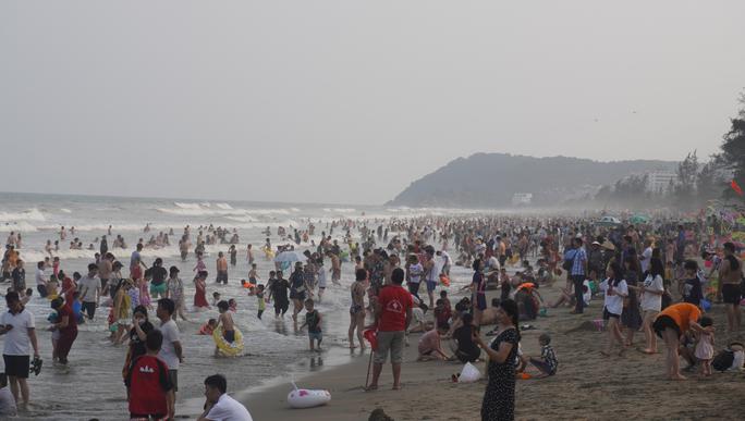  Hình ảnh hàng ngàn người đổ về bãi biển Sầm Sơn tắm mát chiều ngày 22-4  