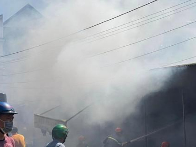 Đồng Nai: Cháy chợ Long Khánh, lửa thiêu rụi 8 ki-ốt