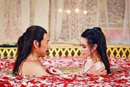 "Nữ hoàng cảnh nóng" xứ Trung không ngại "tắm bồn" cùng bạn diễn hơn 25 tuổi