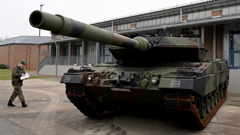 Xe tăng Leopard 2 của 8 nước đồng minh cung cấp cho Ukraine sử dụng các loại đạn khác nhau. Ảnh: EPA-EFE