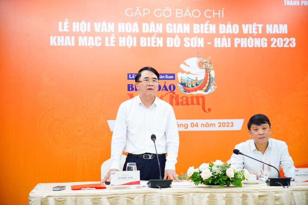 Phó Chủ tịch UBND thành phố Lê Khắc Nam cung cấp thông tin tại cuộc họp báo. (Haiphong.gov.vn)