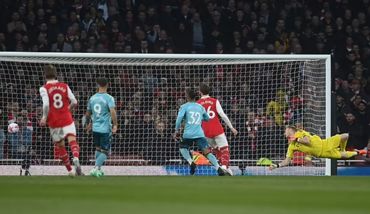 Thủ môn Arsenal sai lầm tựa De Gea, 2 sao lập kỷ lục như Ronaldo và Rooney - 1