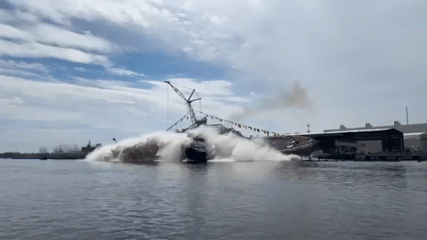 Tàu tác chiến gần bờ Mỹ đâm va tàu lai dắt ngay trong lễ hạ thuỷ - 1