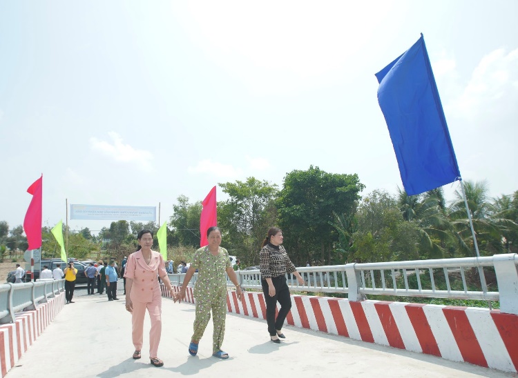 Người dân địa phương phấn khởi khi được lưu thông trên cầu bê tông kiên cố