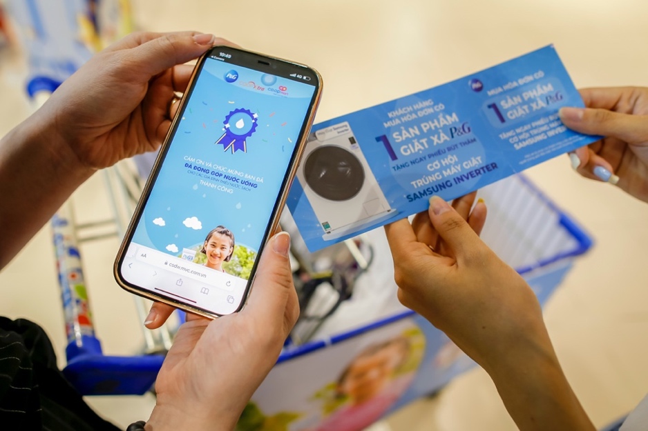 Khách hàng mua sắm sản phẩm P&G để đóng góp cho chương trình