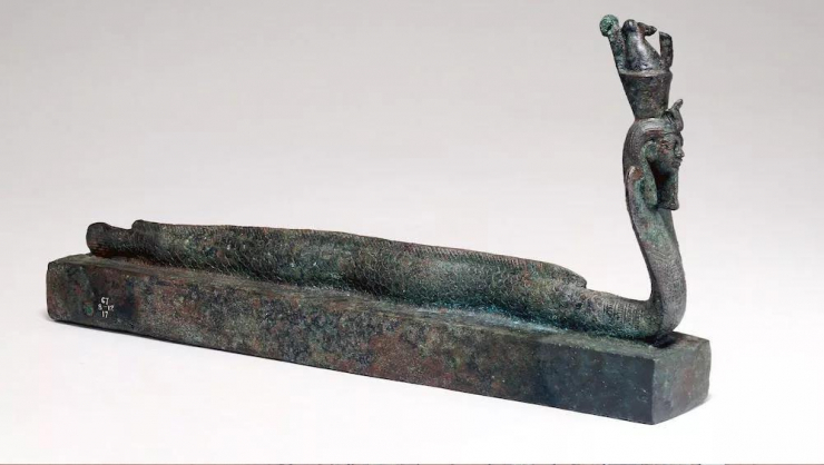 Sinh vật kết hợp giữa lươn, rắn và một vị thần ngự bên trên một chiếc quan tài Ai Cập - Ảnh: BẢO TÀNG ANH