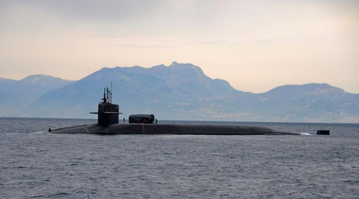 Tàu ngầm mang tên lửa dẫn đường USS Florida của Mỹ tiến vào Vịnh Naples, Ý hồi năm 2011. Ảnh: REUTERS