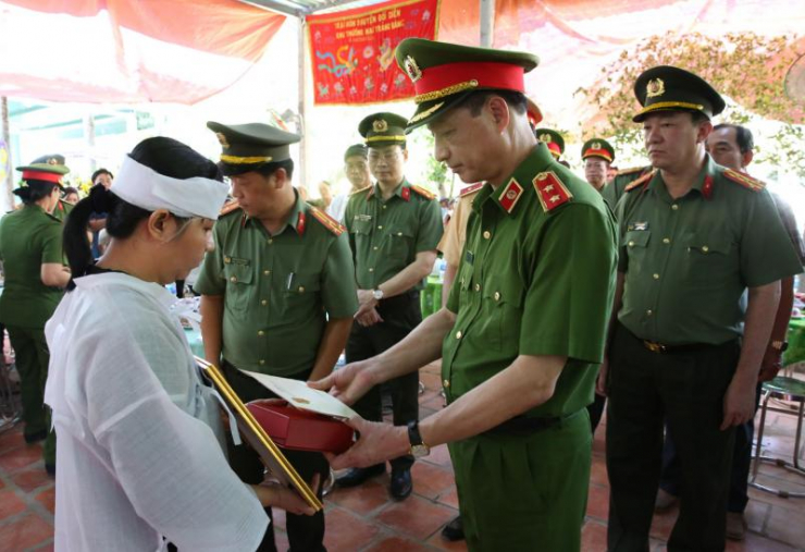 Thăng cấp bậc hàm lên trung tá và tổ chức trọng thể lễ tang đồng chí Nguyễn Xuân Hào - 3