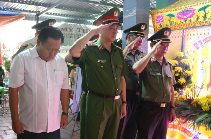 Thăng cấp bậc hàm lên trung tá và tổ chức trọng thể lễ tang đồng chí Nguyễn Xuân Hào - 5