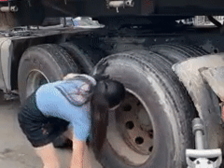 Clip: Cô gái vào lốp cho xe tải hàng khủng khiến “mày râu” tròn mắt