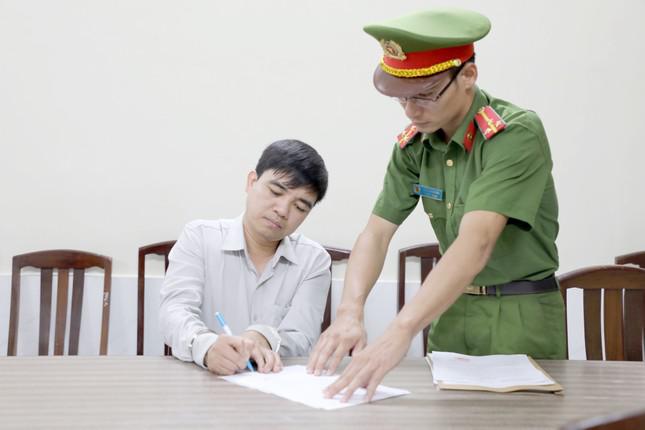 Cơ quan Cảnh sát điều tra Công an TPHCM tống đạt quyết định bắt tạm giam ông Nguyễn Tuấn Anh, Phó trưởng Phòng Tàu sông, Cục Đăng kiểm Việt Nam (Ảnh: Công an cung cấp).