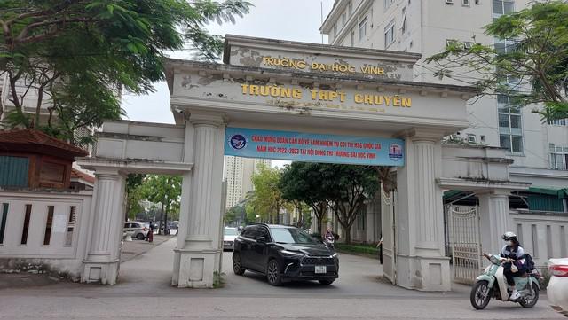 Trường THPT chuyên Đại học Vinh.