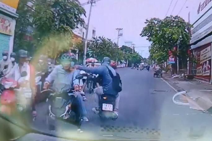 Hình ảnh táo tợn giật chuyền vàng người đàn ông