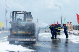 Tin tức trong ngày - Xe cuốc bất ngờ bốc cháy trên cầu Hưng Lợi, Cần Thơ