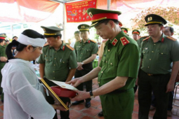 Tin tức trong ngày - Truy thăng cấp bậc hàm lên Trung tá và tổ chức trọng thể lễ tang đồng chí Nguyễn Xuân Hào