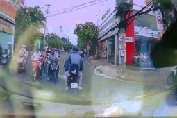 Pháp luật - Clip: Cướp giật dây chuyền vàng táo tợn ở TP Thủ Đức