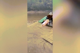 Phi thường - kỳ quặc - Video: Choáng trước cảnh ngư dân câu được con cá "khủng" nặng 135kg