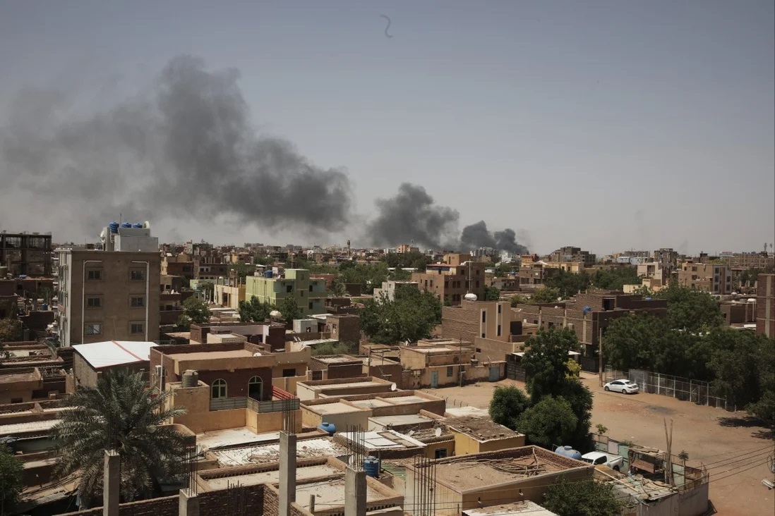 Giao tranh giữa các phe phái hiện vẫn đang diễn ra tại thủ đô Khartoum, Sudan.
