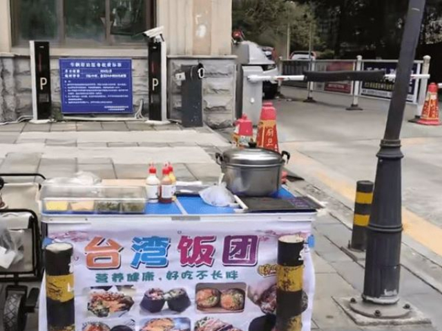 Bạn trẻ - Cuộc sống - Cô gái thất nghiệp 3 tháng dựng sạp bán đồ ăn, chỉ vài ngày sau đã khóc lóc suy sụp