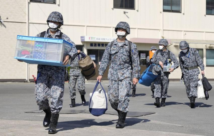 Binh sĩ thuộc Lực lượng Phòng vệ Nhật (SDF) triển khai các đơn vị phòng thủ tên lửa PAC-3 tới tỉnh Okinawa từ Cảng Hakata ở (TP Fukuoka, Nhật) vào sáng 23-4. Ảnh: KYODO NEWS