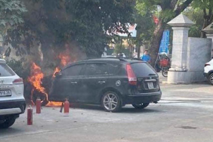 Hiện trường vụ cháy xe ô tô ở TP Vinh (Nghệ An).