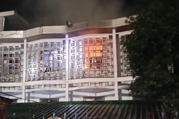 Đám cháy bùng phát tại một căn phòng trên tầng 2, trụ sở Phòng Giáo dục và Đào tạo huyện Trà Bồng. Ảnh: PV