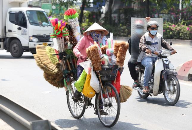 Quay quắt mưu sinh dưới trời nắng nóng như đổ lửa ở TPHCM - 8